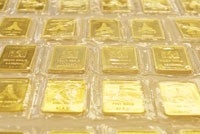 Vàng miếng sẽ phải vào khuôn!