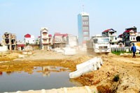 Những ngôi nhà cao tầng mọc lên như nấm tại thôn Ngọc Chi, xã Vĩnh Ngọc - nơi giáp ranh cầu Nhật Tân