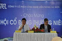 Ông Đặng Thành Tâm, Chủ tịch HĐQT và ông Hoàng Sỹ Hóa (phải), Tổng giám đốc tại ĐHCĐ thường niên năm 2011 của SGT (Ảnh: Saigontel)