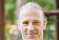 Ông Dominic Scriven
