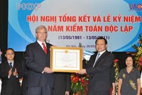 Ông Ian Lydall Samuel, Chủ tịch HĐQT PwC là kiểm toán viên nước ngoài duy nhất nhận được Bằng khen của Thủ tướng Kl993 ưu đãi thưởng hấp dẫn