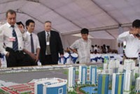 Khách tham quan mô hình Khu ĐTM Kim Chung - Di Trạch