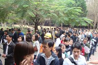 Xếp hàng dài cả buổi để được bốc thăm quyền mua NTNT CT1 Ngô Thì Nhậm
