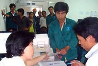 Có ý kiến cho rằng nên thống nhất một thời điểm tăng lương, nếu tăng vào hai thời điểm thì tạo hiệu ứng tăng giá cả sinh hoạt hai lần - Ảnh: NLĐ