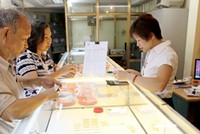 Chuyển vốn sang vàng hay vẫn gửi tiết kiệm?