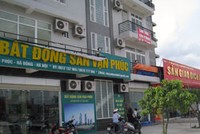 Các sàn giao dịch Web Tổng Nhà Cái 99Kl99 Giải Trí Bậc Nhất trên đường Lê Văn Lương vốn tấp nập kẻ mua người bán giờ đều lâm cảnh đìu hiu
