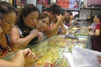 Người dân chen chúc mua vàng tại một tiệm vàng ở Hà Nội (ảnh chụp ngày 26-8, thời điểm giá vàng biến động mạnh)  - Ảnh: P.Phương