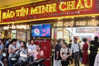 Người dân vẫn liên tục mua vàng vào trong những thời điểm giá vàng trong nước cao hơn giá thế giới đến 2,5 triệu đồng/lượng
