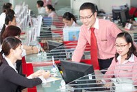 Khách hàng giao dịch tại Techcombank
