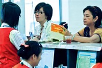 Nhiều người gửi tiền rút tiền khi đến hạn tất toán
