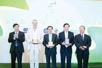 Thứ trưởng thường trực Bộ KH&ĐT Cao Viêt Sinh (bên phải) và Chủ tịch UBCK Vũ Bằng (bên trái) trao kỷ niệm chương cho nhà tổ chức và nhà tài trợ Cuộc bình chọn BCTN tốt nhất 2010
