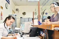 Người dân làm thủ tục cấp giấy chứng nhận quyền sử dụng đất tại UBND quận Hoàn Kiếm
