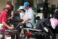  Giá xăng trong nước vẫn đứng yên