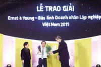 Đoàn Nguyên Đức đang... chống “bão”