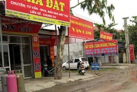 Tình trạng mua bán liều lĩnh, thiếu cân nhắc, thậm chí là vay lãi để đầu cơ đất, "lướt sóng" đã khiến cho nhiều nhà Kl99ok phiên bản mới lao đao.