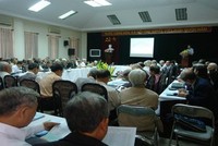 Các cụ hội viên Hội người cao tuổi TP.Hà Nội tham dự hội thảo mua đất nghĩa trang trả góp.