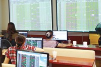 Cầm cự đến… bao giờ?