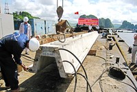 Cán bộ, công nhân, kỹ sư Công ty CP xây dựng số 9 Thăng Long (Tổng công ty xây dựng Thăng  Long) đang thi công  đường bao biển Lán Bè - Cột Ðồng Hồ.