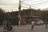Trước thời điểm Đoàn kiểm tra Sở Tài nguyên và Môi trường xuống, công nhân trên công trình ở mương nước Nguyễn Khánh Toàn vẫn hối hả chuẩn bị xây thêm tầng 3.