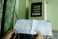 Vài chục nghìn cho một hóa đơn tiền điện mỗi tháng là không nhiều nhưng đủ khiến người nghèo thêm lo