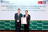 Ông David Wong, Phó chủ tịch cấp cao Kl994 game bài casino hấp dẫn Manulife Financial nhận giấy chứng nhận Hệ thống Quản lý chất lượng ISO 9001:2008 từ ông François Grimbert, Tổng giám đốc Bureau Veritas Việt Nam