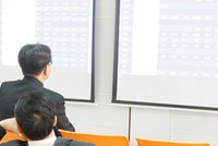 Phát hành dưới mệnh giá, coi chừng bị thâu tóm