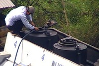 Bơm chất lỏng vào hầm để bù cho lượng xăng đã rút bên dưới (ảnh: Thanh Niên)