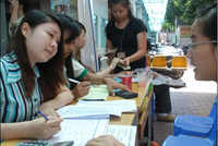 Sinh vi锚n n峄檖 ph铆 b岷 hi峄僲 t岷 Tr瓢峄漬g 膼H H霉ng V瓢啤ng