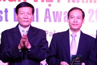 TS. Nguyễn Anh Tuấn, Tổng Biên tập Báo Kl99ok phiên bản mới, Trưởng Ban tổ chức M&A 2012 trao danh hiệu Nhà tư vấn M&A Tiêu biểu nhất Việt Nam năm 2011-2012 cho đại diện VCSC