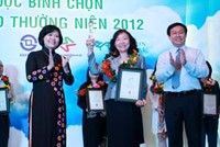 Ông Vương Đình Huệ, Bộ trưởng Bộ Kl991.com nạp rút nhanh và bà Nguyễn Thị Hồng, Phó chủ tịch UBND TP. HCM trao giải đặc biệt Cuộc bình chọn BCTN 2011 cho bà Nguyễn Thị Phúc Lâm, Tổng giám đốc Bảo Việt