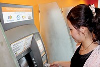 Thu phí ATM sẽ bắt đầu từ năm 2013