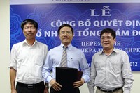 Ông Lê Đào Nguyên - UV HĐQT BIDV, ông Trịnh Minh Tâm - UV HĐTV VRB trao quyết định bổ nhiệm ông Phạm Đức Ấn giữ chức vụ Tổng giám đốc VRB
