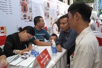 Khách hàng giao dịch đặt cọc mua căn hộ tại một dự án