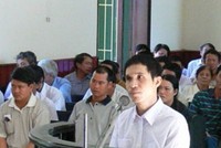Các bị can vừa bị khởi tố ngồi tham dự trong phiên xét xử Huỳnh Chí Trung, nguyên nhân viên của Link Vào Nhà Cái KL99 COM Tặng +199k Agribank Tuy Phước với tội tham ô 99Kl.app cổng game giải trí