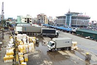 Hàng hoá vẫn chờ ở bến Ka Long, chưa biết tới bao giờ để “xuất khẩu” được sang Trung Quốc