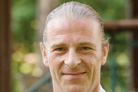 Ông Dominic Scriven