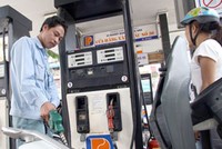 Một số chuyên gia nói, phải có giá trần cho xăng