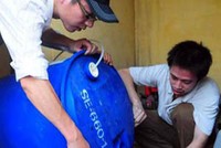 Nước sạch cung cấp cho các hộ tại Khu nhà ở để bán No1 có màu đen kịt, đầy cặn bẩn