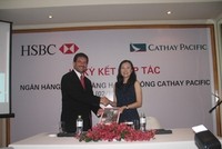 Đại diện HSBC và Cathay Pacific ký kết hợp tác