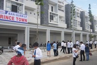 Khách hàng đi xem thực tế nhà phố thương mại Prince Town
