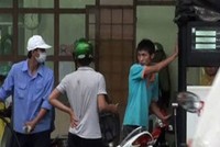 Hai nhân viên cây xăng Sông Đà (Đồng Nai) phối hợp với nhau để ăn gian tiền xăng của khách hàng.