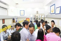Người dân đổ xô kiểm định chất lượng vàng tại chi nhánh SJC miền Bắc.