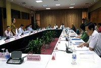 Các đại biểu Quốc hội đoàn Hà Nội thảo luận về dự thảo Luật Đất đai sửa đổi chiều 6/11.
