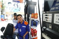 Xăng có lãi, không giảm giá, tăng hoa hồng đại lý