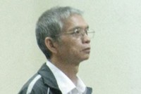 Lê Hòa Bình (cựu Chủ tịch HĐQT Công ty 1-5, đứng) cùng đồng phạm tại phiên tòa.
