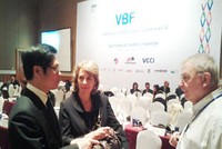Ông Vũ Tiến Lộc, Chủ tịch VCCI (trái) và cựu Đại sứ Mỹ tại Việt Nam (phải) trao đổi bên lề hội nghị. 