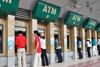 Người tiêu dùng đã phải chi trả hàng nghìn tỷ đồng thuộc dạng "phí atm"