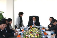 Bà Phương Hoàng Lan Hương, Chủ tịch HĐQT VSD báo cáo Bộ trưởng Vương Đình Huệ tại buổi làm việc