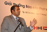 Ông Reza Ali, Giám đốc thị trường mới nổi của ACCA cung cấp thông tin về giải thưởng “Báo cáo phát triển bền vững 2013" - Ảnh: Nhân dân
