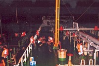 Hiện trường vụ bắt giữ tàu Giang Châu 01 (Trung Quốc) bơm trộm 1.350 tấn xăng sang tàu Việt Nam, có liên quan đến Vinapco.  Ảnh do Hải quan cung cấp.